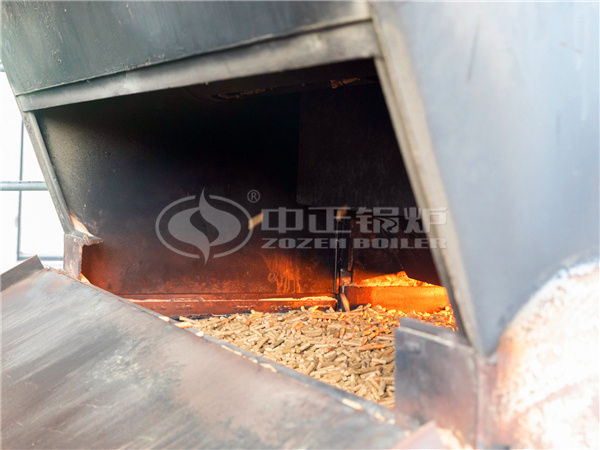 緩緩進入中正生物質(zhì)鍋爐爐膛內(nèi)部的生物質(zhì)顆粒燃料