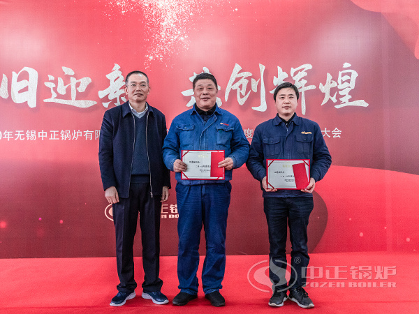 先進(jìn)處室領(lǐng)導(dǎo)上臺領(lǐng)獎(jiǎng)并接受表彰